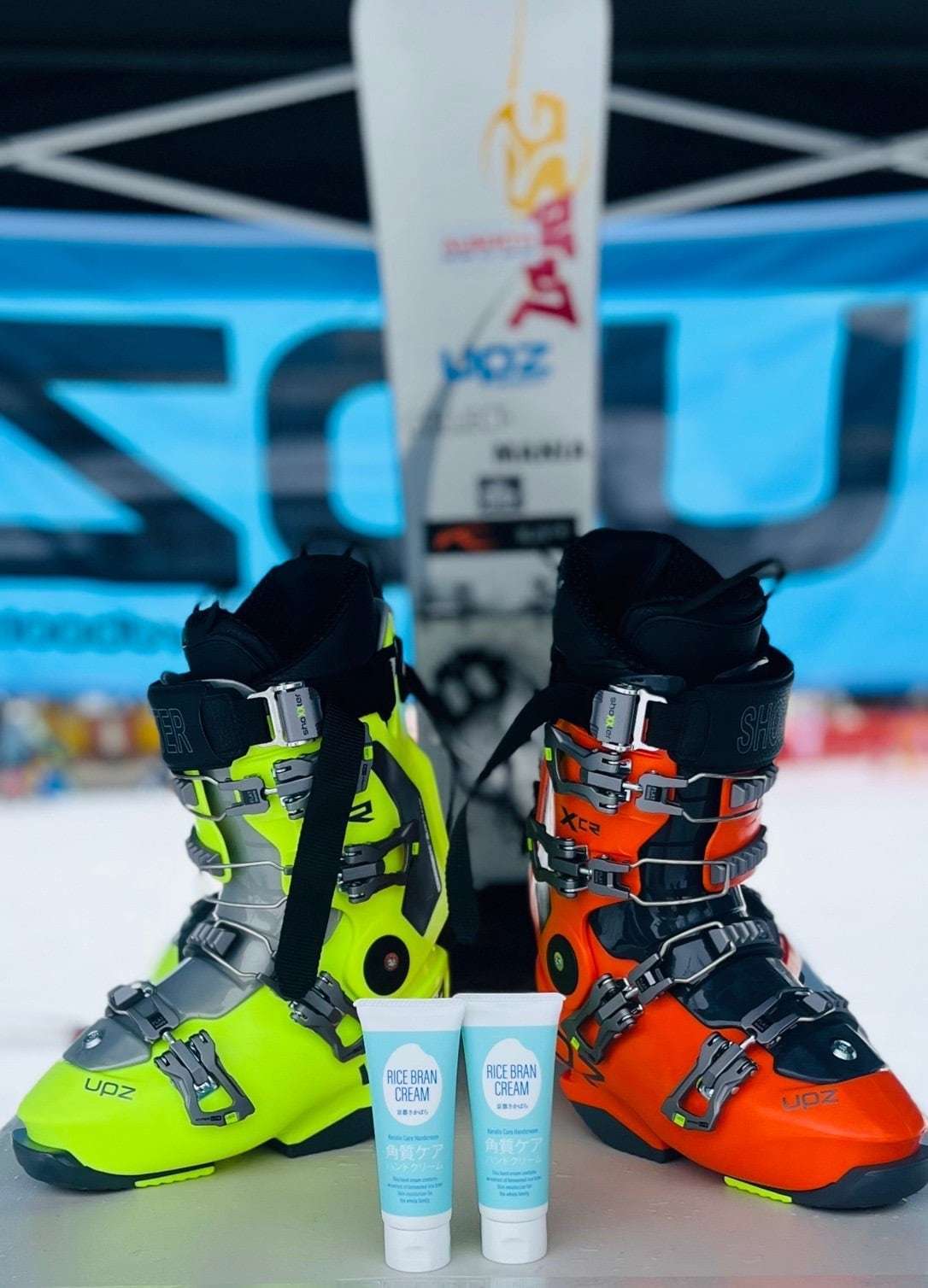 スノーボードとハンドクリームのイメージ写真